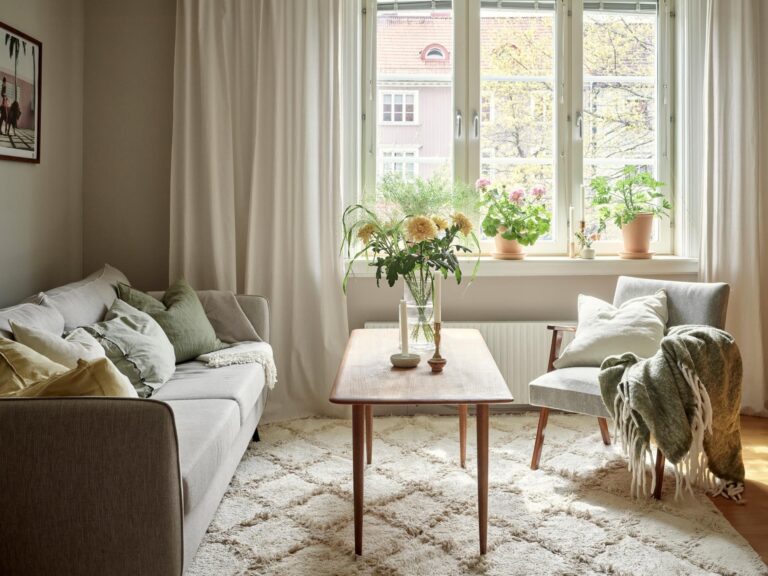 Cama y Sofá en la Misma Habitación: La Solución Nórdica para 44 m²