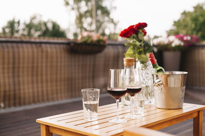 Carrefour Reduce Precio de la Elegante Pérgola Bioclimática para Crear Carrefour rebaja la pérgola bioclimática bonita y funcional para dar sombra en la terraza o en el jardín. Es elegante y tiene láminas regulables para dejar pasar el aire