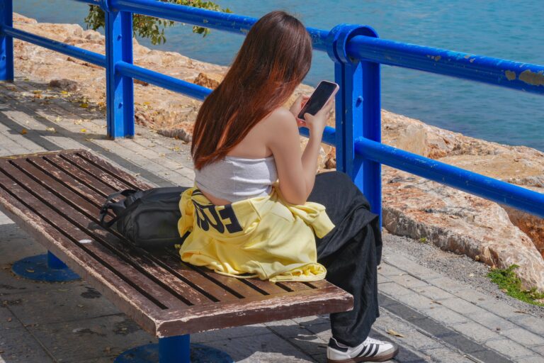 Cuatro de Cada Diez Adolescentes Prefieren Hablar de sus Emociones con IA que con Humanos