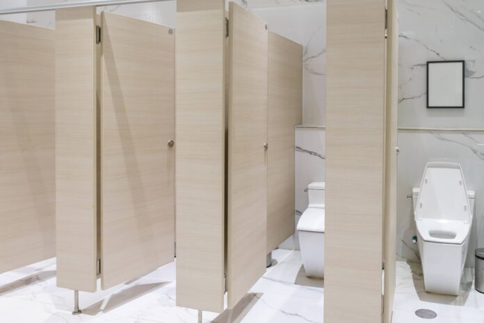 Diseño de Baños Funcionales: Claves para la Higiene y Durabilidad Aluvidal explica cómo diseñar baños más funcionales, higiénicos y duraderos en espacios públicos y empresas