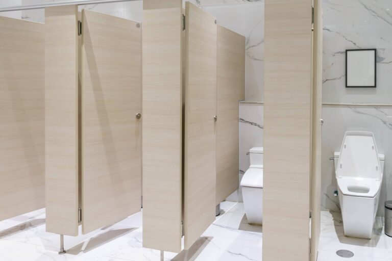 Diseño de Baños Funcionales: Claves para la Higiene y Durabilidad en Espacios Públicos y Empresas