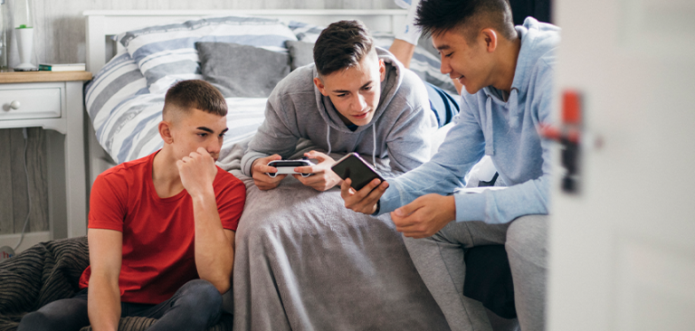 Finstas, Avatares y Perfiles Privados: La Construcción de las Múltiples Identidades Digitales en la Adolescencia