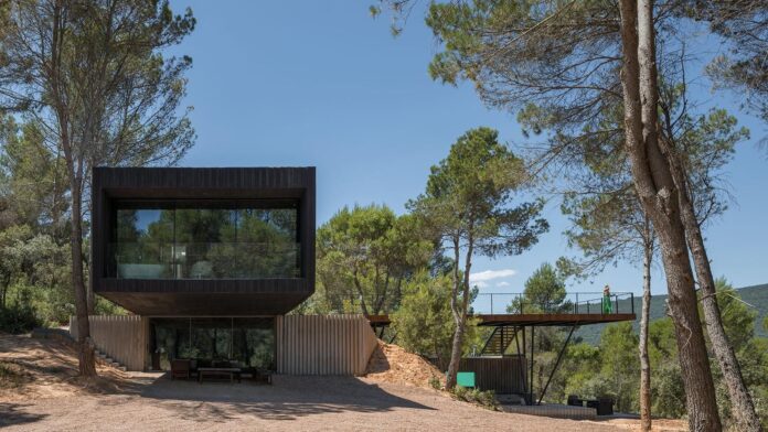 La Casa Embarcadero: Cuando la Arquitectura se Funde con el La Casa Embarcadero de Pareja (Guadalajara), cuando la arquitectura decide esconderse en el paisaje