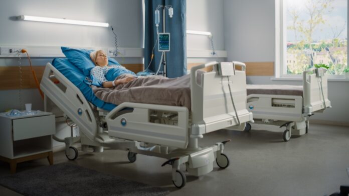 La UE alcanza una media de 507 camas de hospital woman laying on hospital bed on an hospital room with an empty bed next to her.
