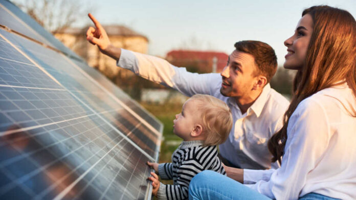 Las Energías Renovables Representan el 26% del Consumo Energético de couple and child looking at solar panel