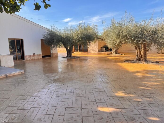 Prevención de Agrietamientos en Hormigón Impreso: Claves para Murcia Pavimurcia explica por qué se agrieta el hormigón impreso y cómo prevenirlo en Murcia
