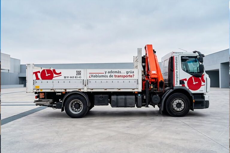 Transporte Eficiente con Camión Grúa: La Solución de Top Courier para la Vuelta a la Actividad Empresarial en Madrid