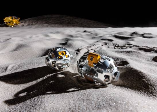 Un Pequeño Rover Transformable Opera Autónomamente en la Luna