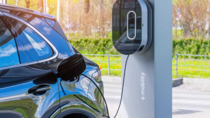 Aumento del 30% en Autos Eléctricos de Batería para 2025 A car being recharged.