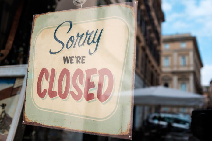 Descenso en Registros Empresariales y Aumento de Quiebras en el A business with a sign on the door that reads