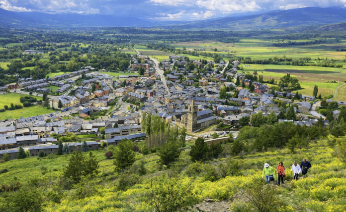 Llívia Amplía Su Oferta de Visitas Guiadas para Impulsar el Llívia amplía su oferta de visitas guiadas para promover el turismo cultural durante el verano