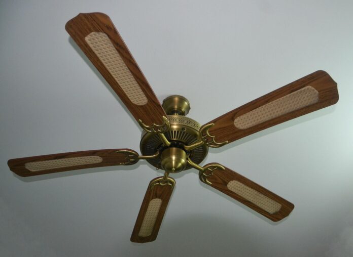Refrigerar el Hogar en Verano: Ventiladores o Aire Acondicionado Refrigerar la casa en verano: ventiladores vs. aire acondicionado