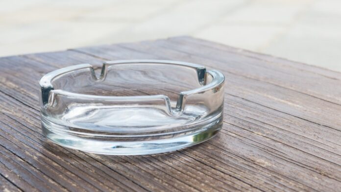 Uno de cada seis personas consume tabaco o productos relacionados glass ashtray