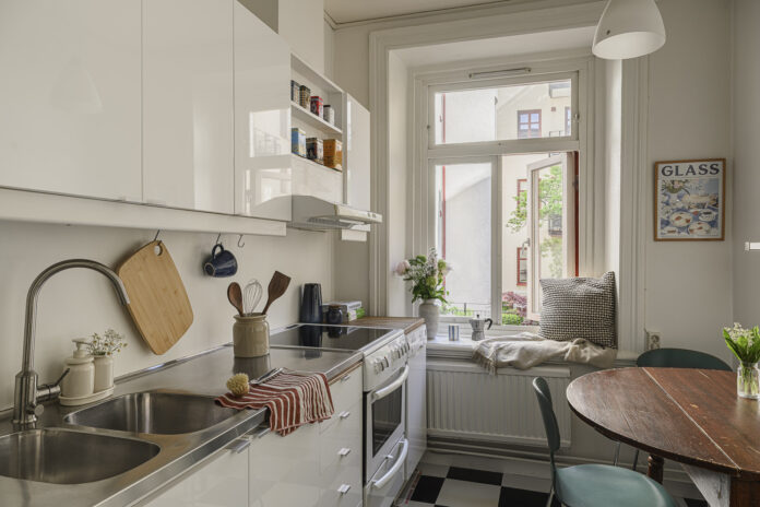 Vuelta al Cole: Decora Tu Primer Piso de Estudiante con Vuelta al cole Cocina con suelo de ajedrez blanco y negro y mesa redonda de madera