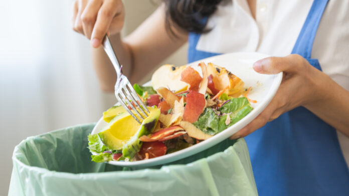 Desperdicio de alimentos en la UE: Se prevé que alcanzará A person trowing trash into the bin.