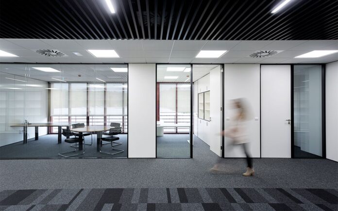 El Suelo Técnico Elevado Potencia la Flexibilidad en las Oficinas El suelo técnico elevado impulsa la flexibilidad en las oficinas de Málaga