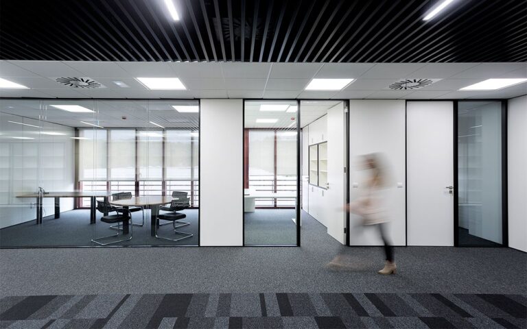 El Suelo Técnico Elevado Potencia la Flexibilidad en las Oficinas de Málaga