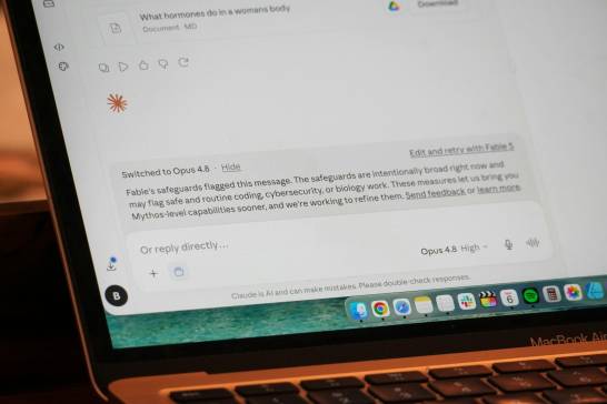 Expertos Examinen los Verdaderos Riesgos Detrás del Pánico por la Expertos analizan los verdaderos riesgos tras el pánico por la IA
