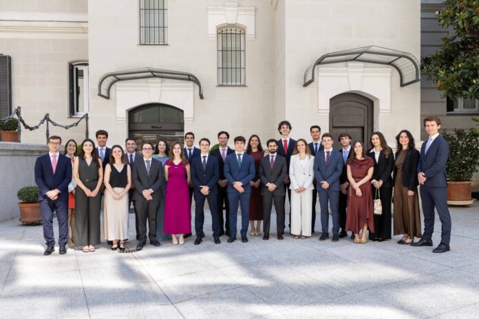 Impulso Internacional: La Fundación Rafael del Pino Forma a 24 La Fundación Rafael del Pino impulsa la formación internacional de 24 jóvenes españoles