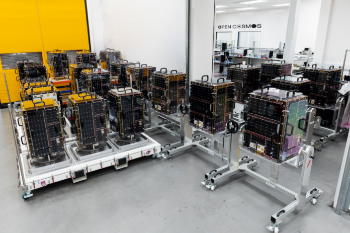 Open Cosmos Captura 300 Millones de Euros para Fortalecer la Open Cosmos recauda 300 millones de euros para impulsar la inteligencia y la conectividad en tiempo real desde el espacio