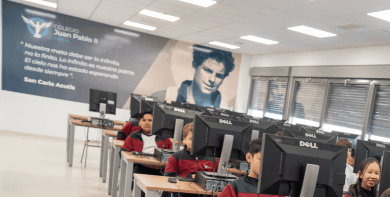 Aulas con historia: el Colegio Juan Pablo II de Parla dedica sus espacios a vidas ejemplares