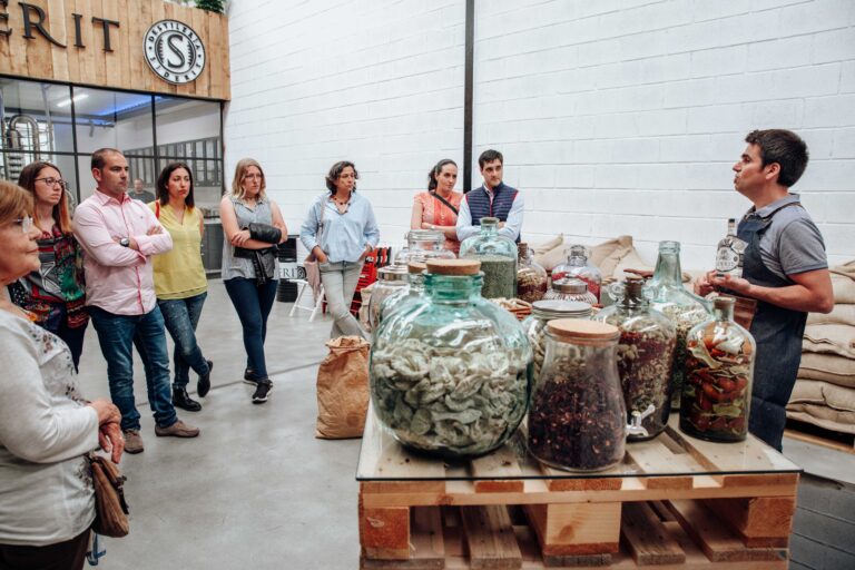 Cantabria Abre Sus Fábricas de Cerveza y Destilerías al Turismo Agroalimentario Este Otoño