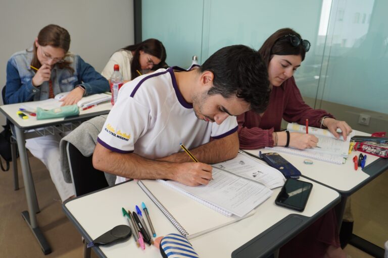 Carlos V Education Potencia la Preparación para Exámenes Oficiales de Inglés en Sevilla