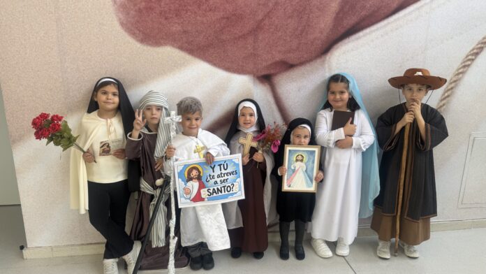 Disfraces de Santos: Celebrando la Vida con Alegría Holywins en el Colegio Juan Pablo II de Parla