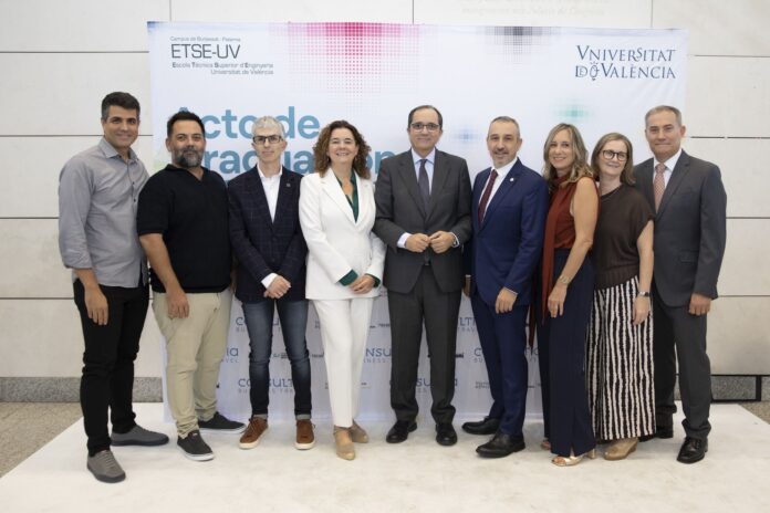 El Valor Social de la Ingeniería: Mensaje de Juan Luis Juan Luis Gandía, rector de la UV, destaca el valor social de la ingeniería en la graduación de la ETSE