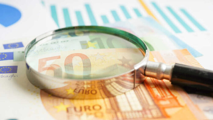 Estadísticas Financieras del Gobierno: Información Actualizada y Novedades magnifying glass on top of euro bank notes