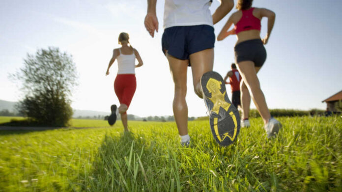 Los jóvenes son más propensos a mantenerse físicamente activos, revelan Young people more likely to be physically active - News articles