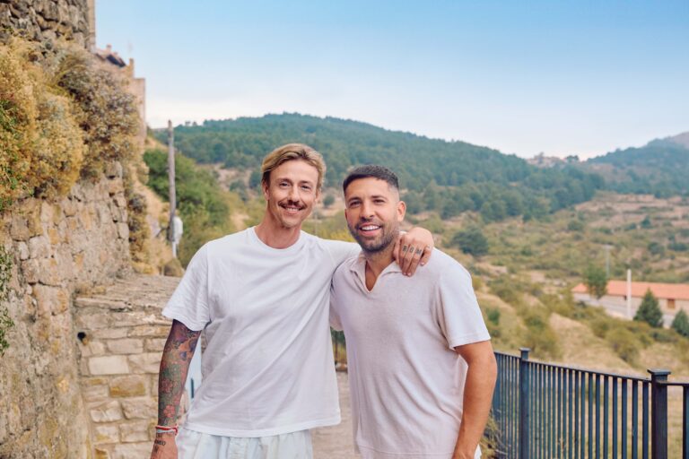 Revive la Previa de El Clásico con Jordi Alba y Guti como Místers en Airbnb